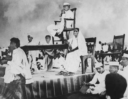 Gandhiji addressing a public meeting in Orissa, 1921.jpg